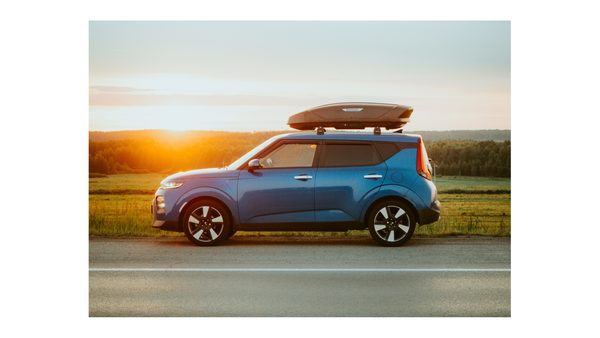 Auto mit montierter Dachbox auf dem Dachträger